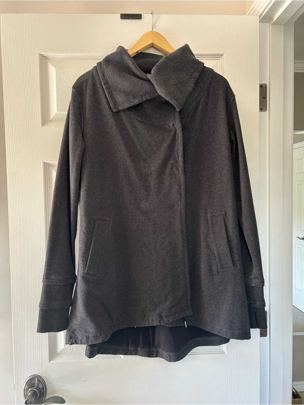 lululemon athletica Gratitude Wrap - Charcoal Grey NWT - Picture 2 of 11